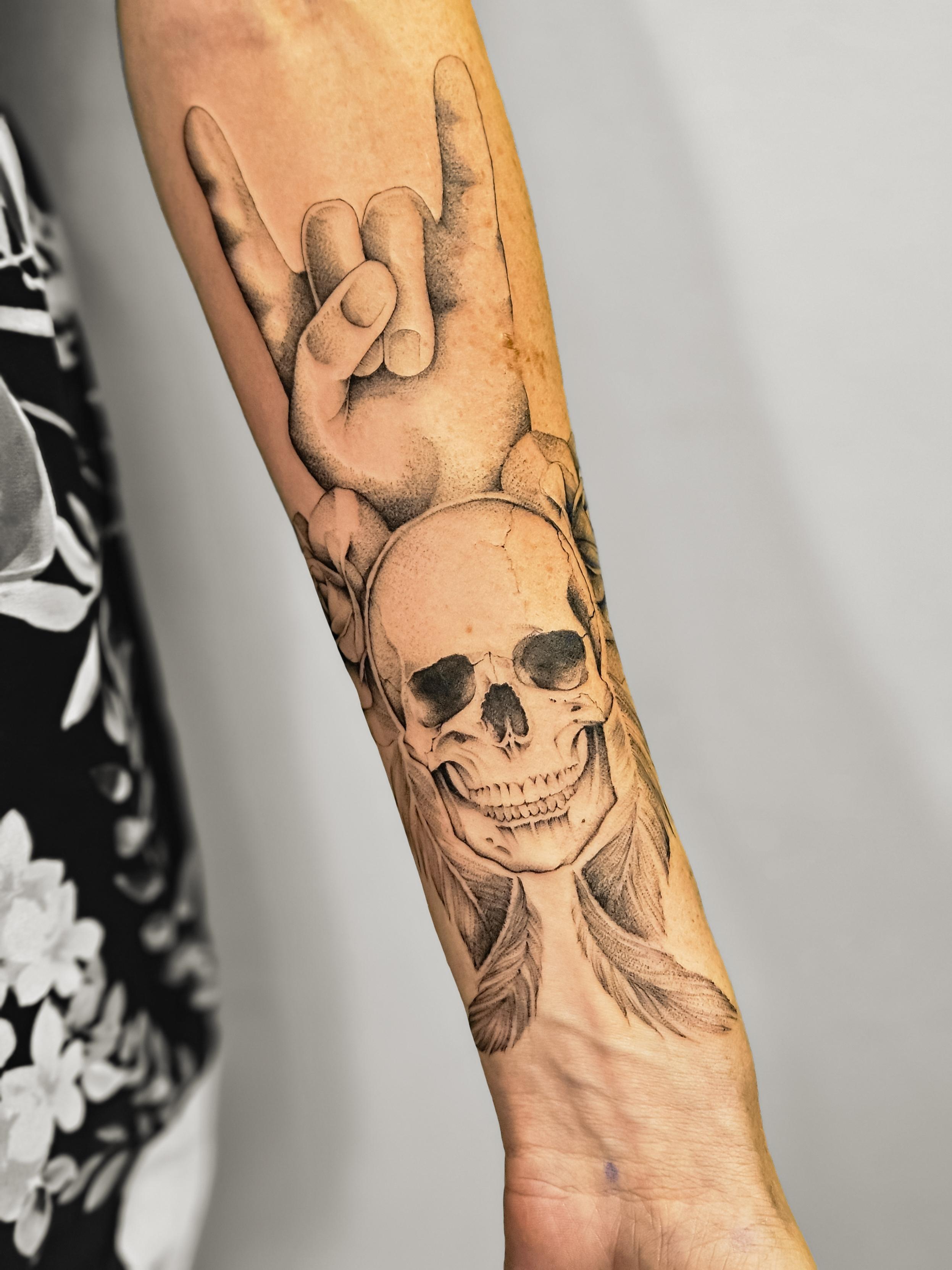 Ce tatouage réaliste occupe tout l'avant-bras et présente une composition verticale saisissante. L'élément central est un…