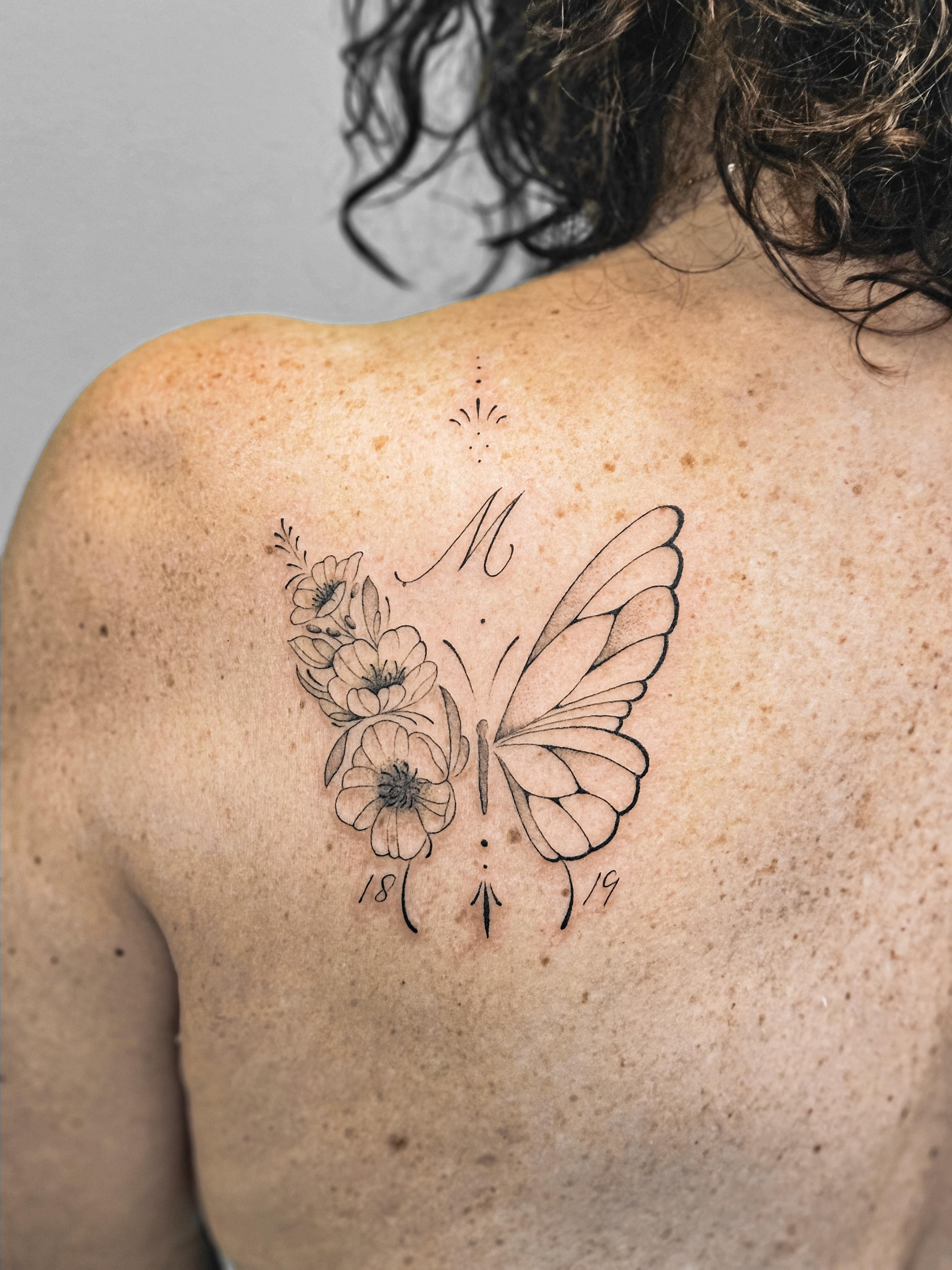 Ce tatouage fine-line est situé sur le haut du dos, entre les omoplates. Il représente un papillon stylisé dont l'aile…
