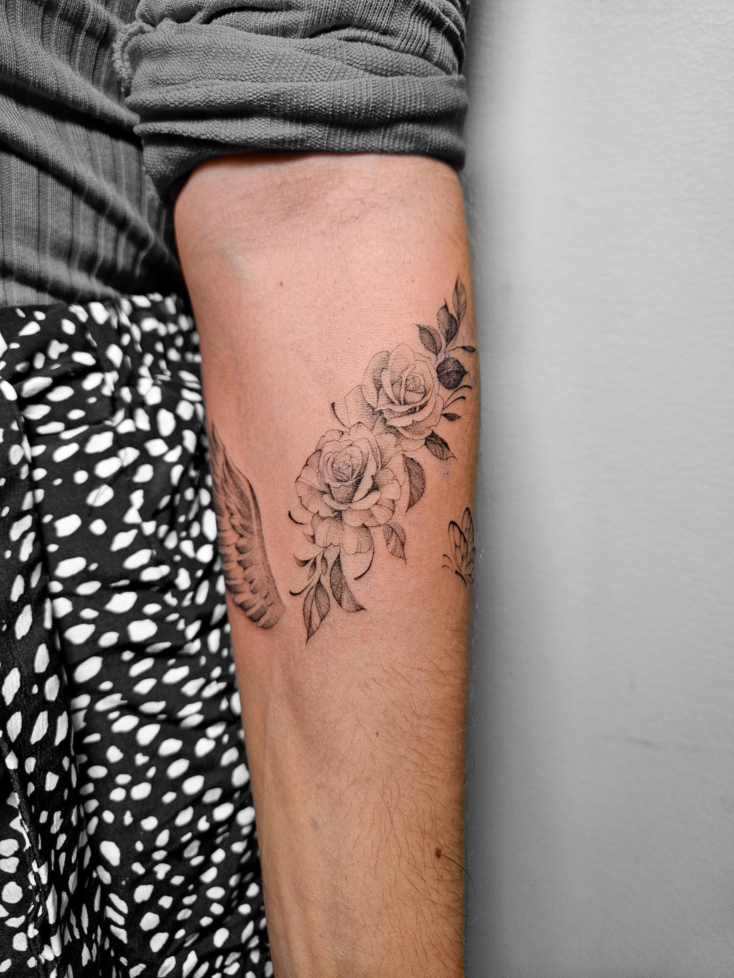 Ce tatouage présente un bouquet de roses délicatement réalisé dans un style fine-line sur l'avant-bras. L'œuvre se compose…