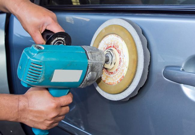 Decapar las superficies antes de pintar un coche