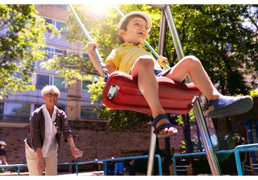 ¿Cómo deben estar dispuestas las instalaciones de un parque infantil?