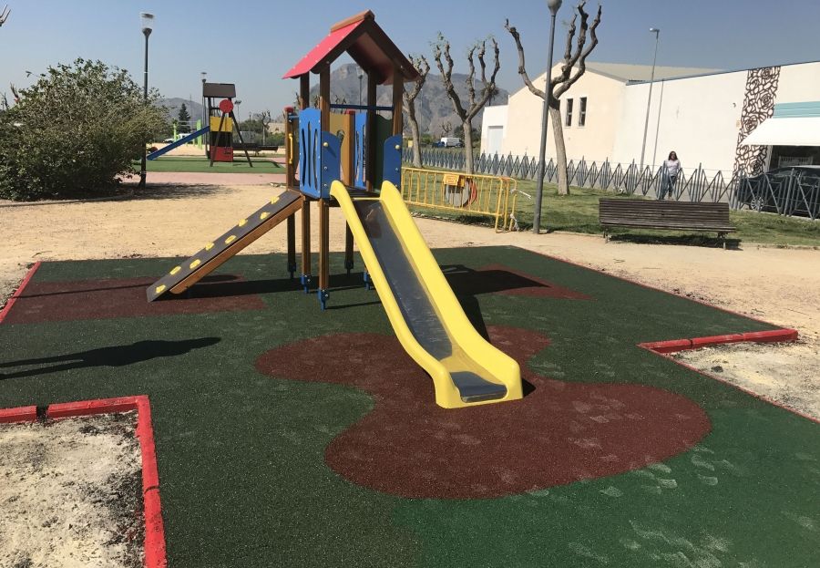 Parques infantiles de Alicante: suelos que vienen del reciclaje