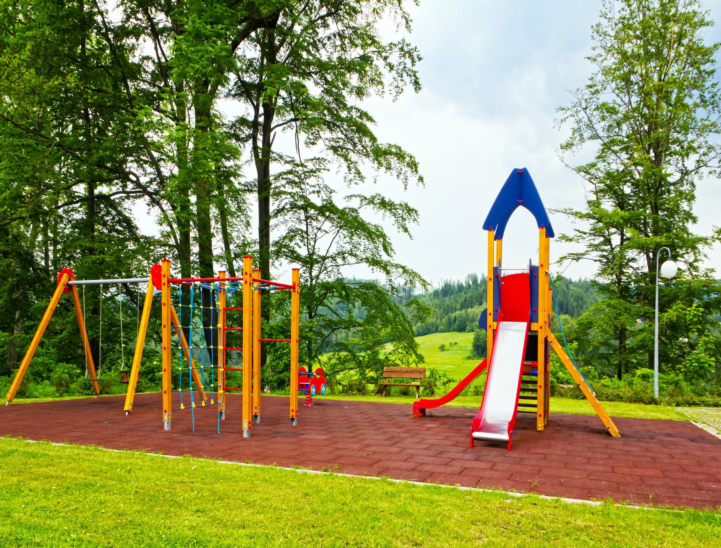 Pasos que hay que dar para el adecuado mantenimiento de un parque infantil