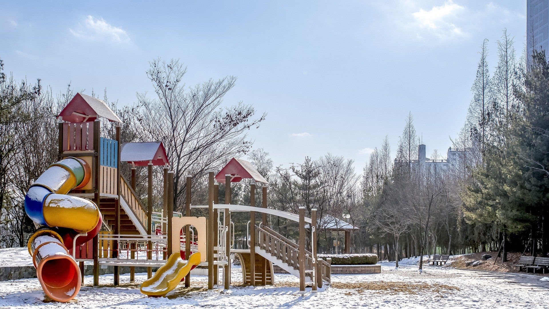 Los parques infantiles estimulan el desarrollo de los niños