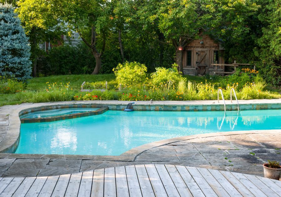 ¿Qué elementos ensucian el agua de las piscinas?