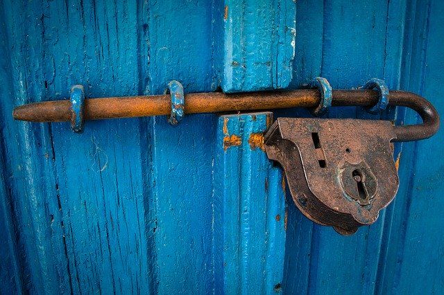 La tranquilidad de una puerta de seguridad en viviendas con niños