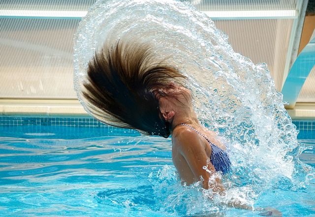 Ejercicios para entrenar en la piscina de casa