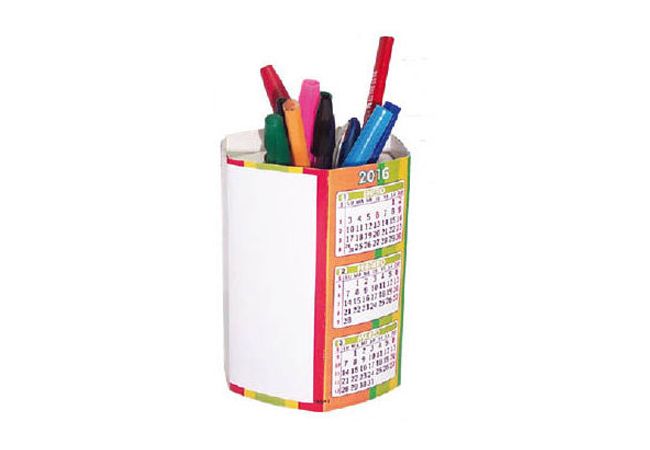 ¡Cubo para lápices y calendario en uno!