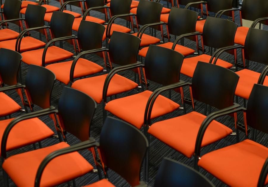 Ventajas de alquilar sillas y mesas para eventos en interiores
