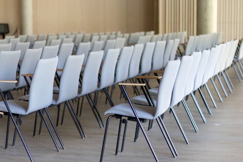¿Planeando una reunión? Descubre por qué alquilar sillas es la mejor opción