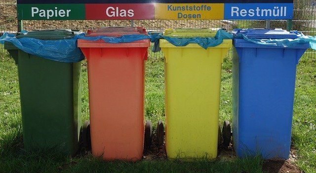 Cubos de reciclaje y recogida de chatarra