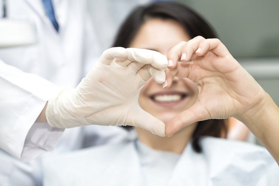 ¿Cómo los implantes dentales pueden prevenir problemas de salud bucal a largo plazo?