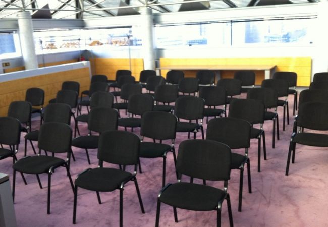 Por qué alquilar sillas para eventos