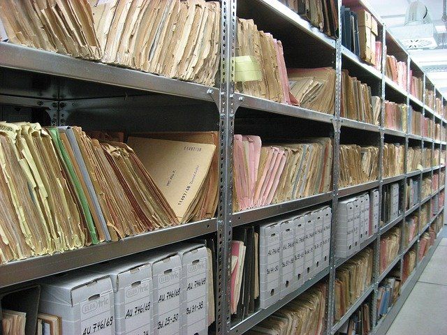 Organiza y mejora la gestión de tus archivos empleando estanterías de metal