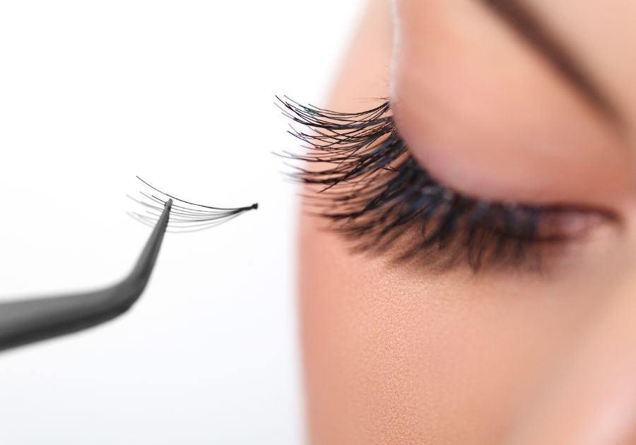Haz que tus ojos luzcan como nunca con las extensiones de pestañas