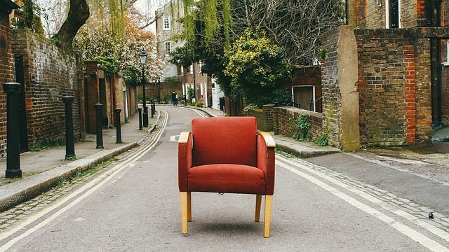 Cómo limpiar los pelos de mascota de los sillones