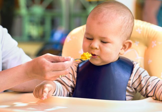 Comer en la guardería, una actividad llena de experiencias gratificantes