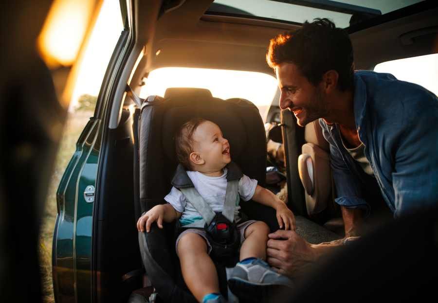 Cómo, Dónde y Por Qué Alquilar Sillas de Bebés para el Coche