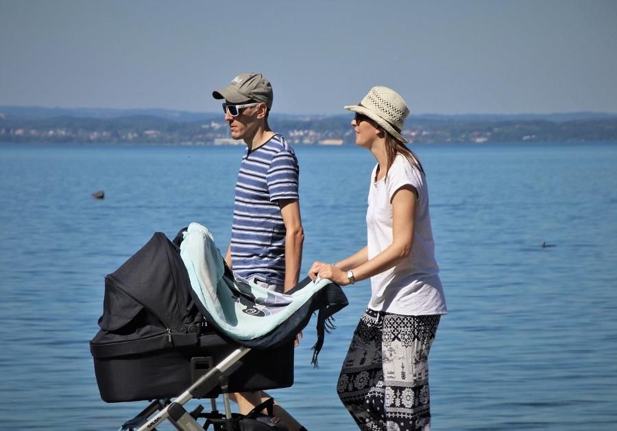 Diferentes complementos para una silla de paseo de bebé