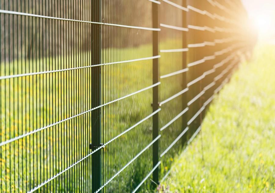 Las ventajas de instalar una valla metálica en tu jardín