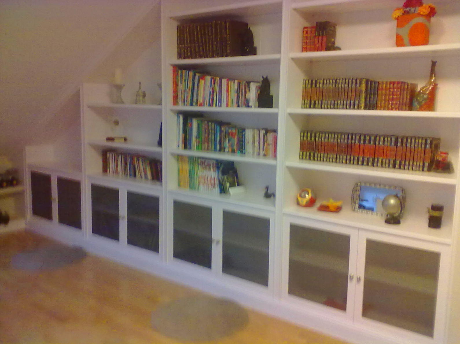 Libreria tipo ibicenco con puertas de rejilla