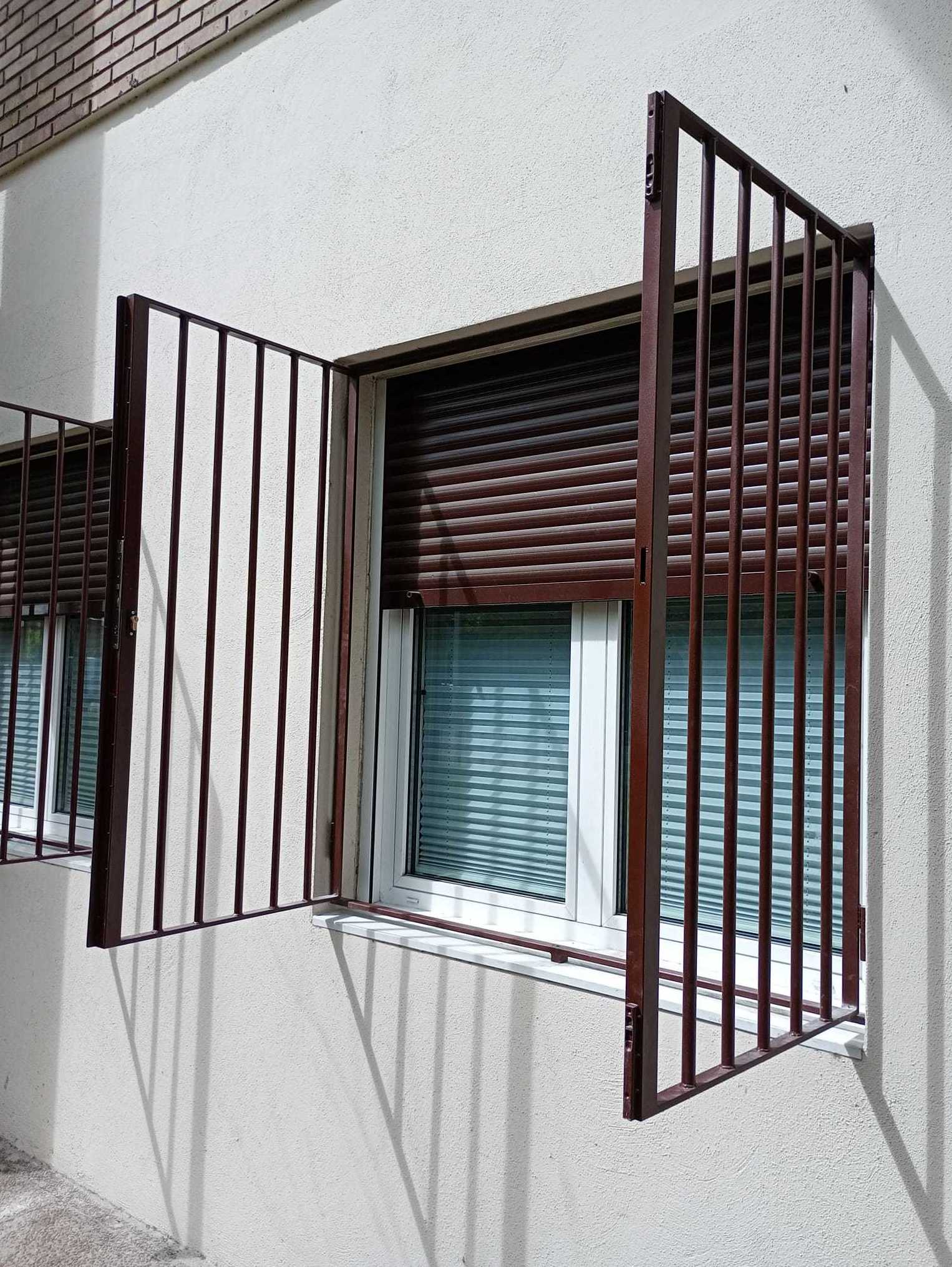 Fabricación y colocación de verjas con cerradura interior para poder salir en caso de incendio.