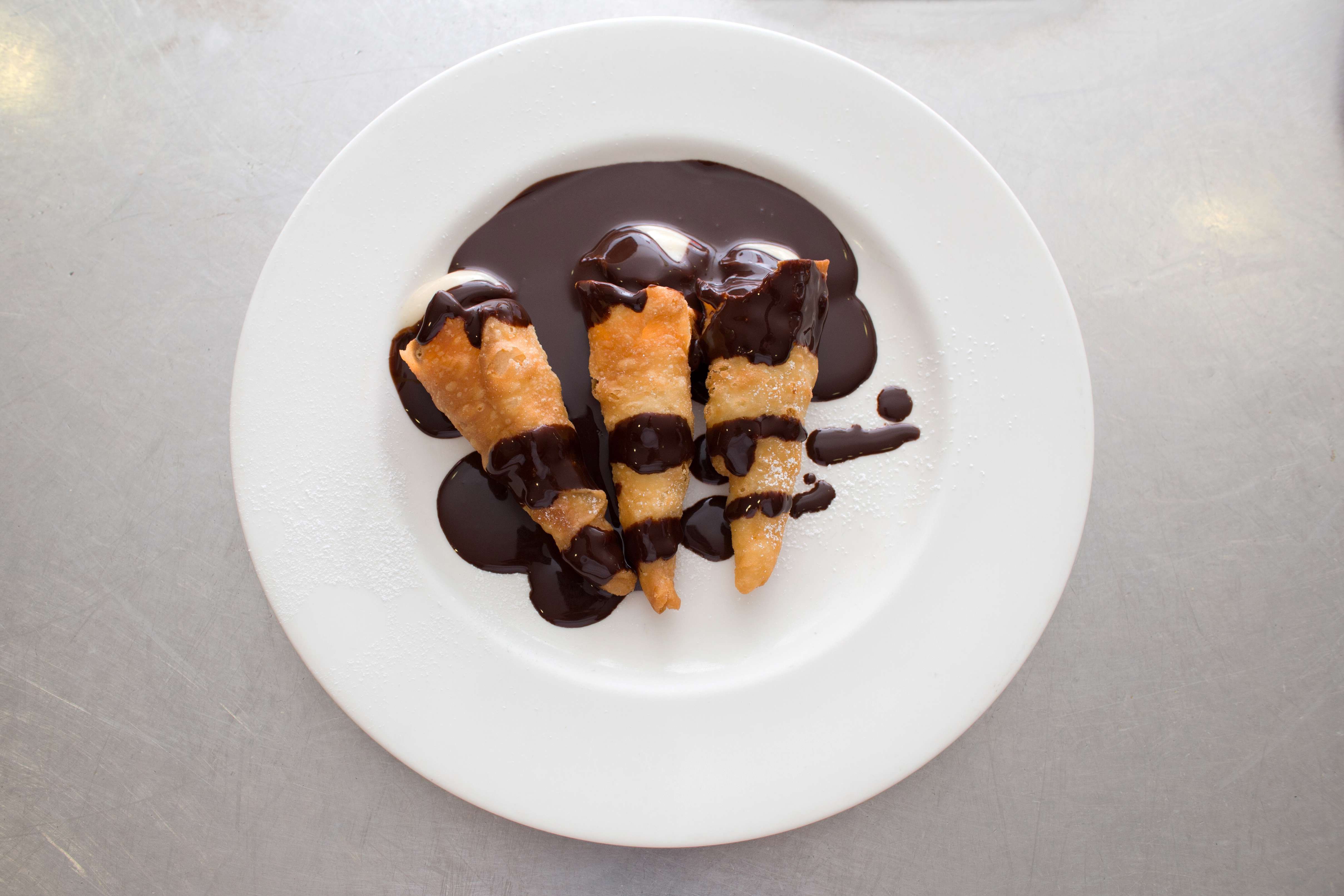 Canutillos rellenos de crema con chocolate caliente en Pamplona
