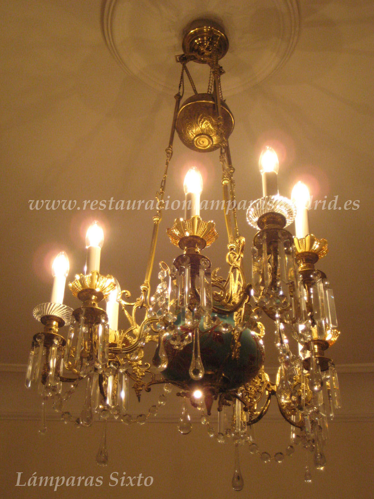 Quinqué antiguo electrificado, con cristal de roca y porcelana de Manises.