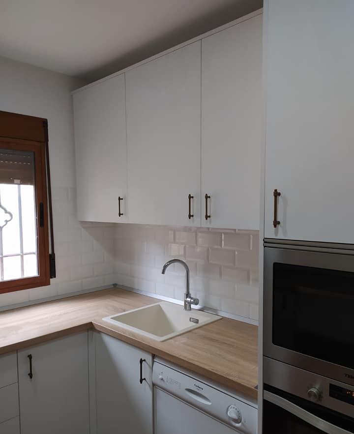 Nuestro último proyecto, una cocina blanca con la calidez de la madera. Una apuesta segura.