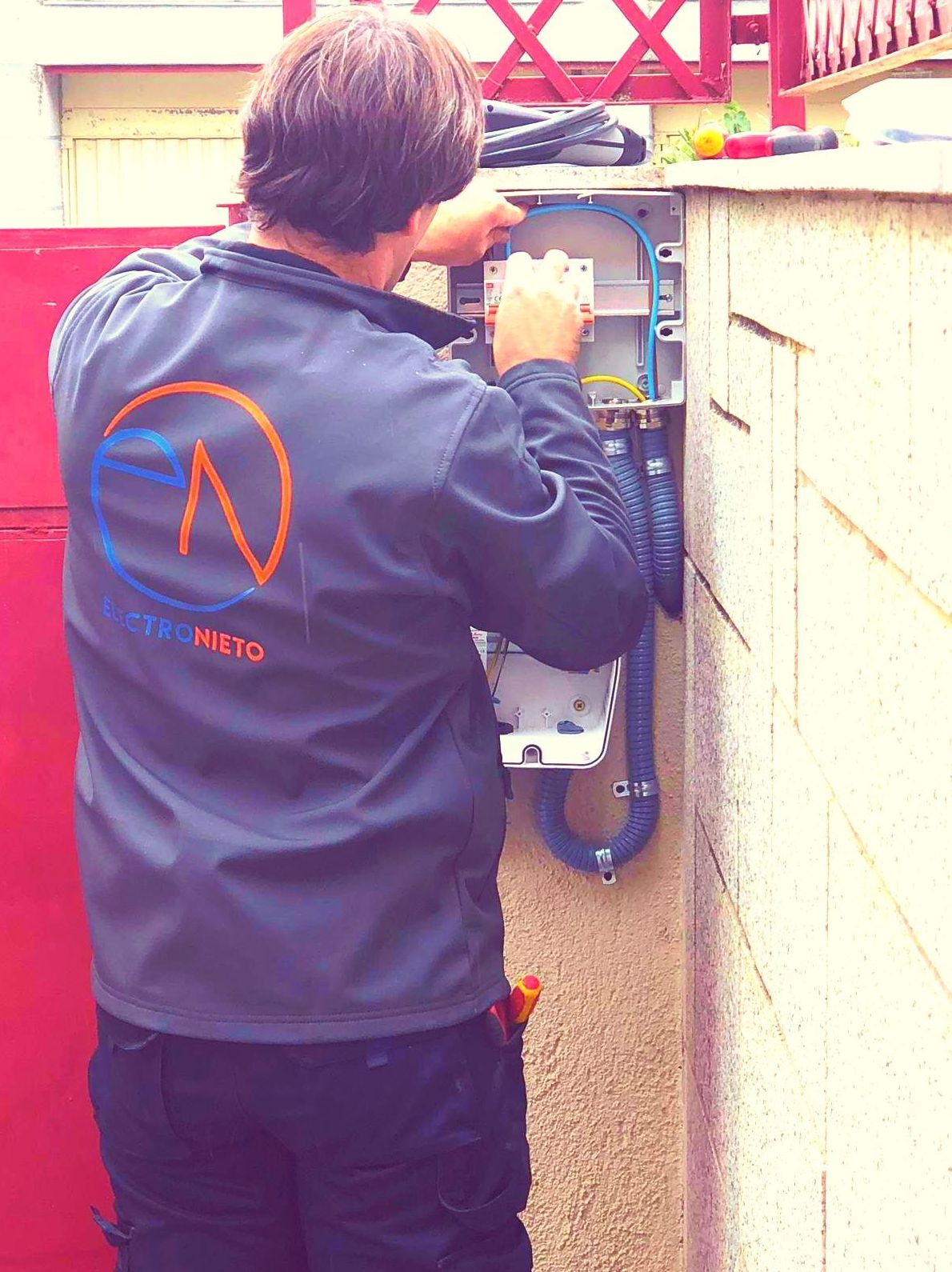 Instalación de punto de recarga para vehículo eléctrico