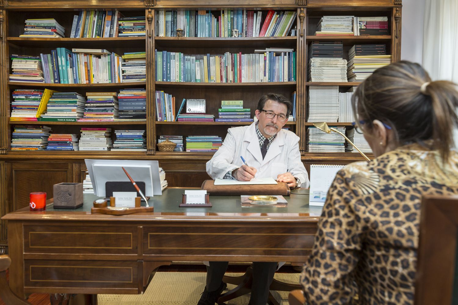 El Doctor Parada Nieto con una paciente