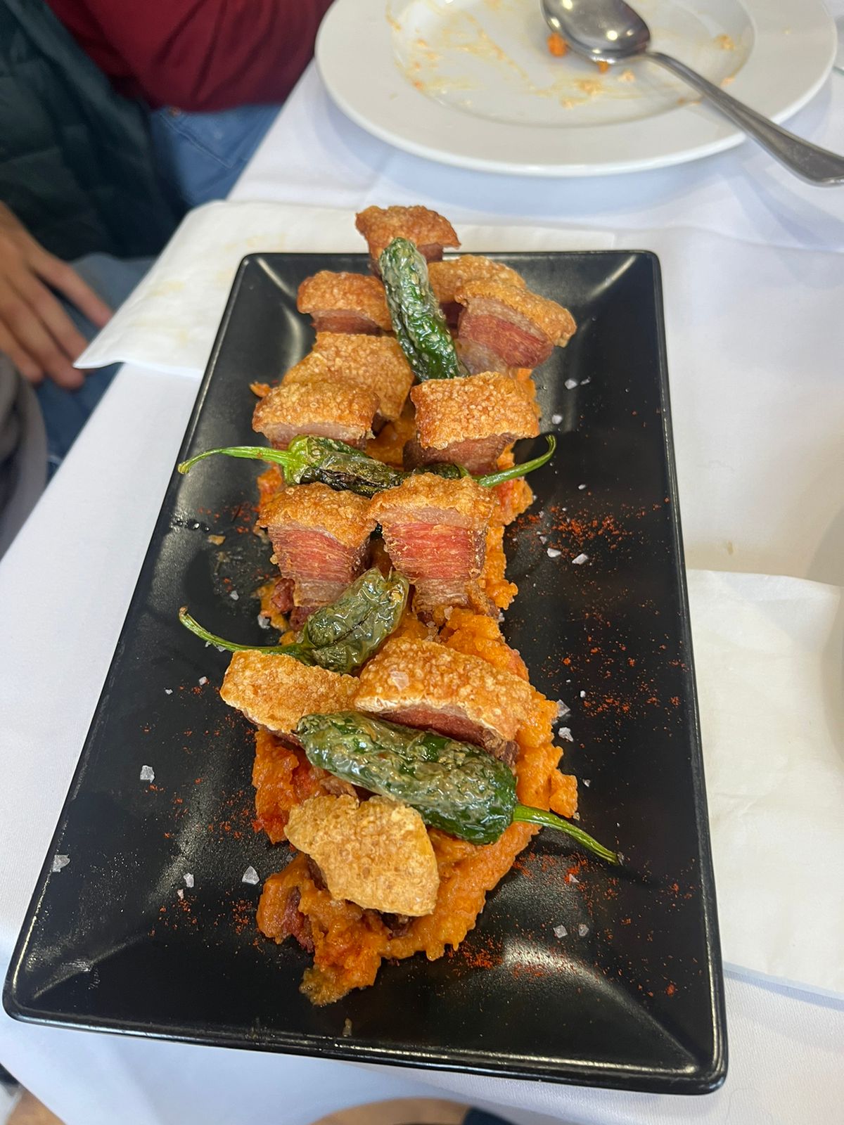 Torreznos con patatas revolconas