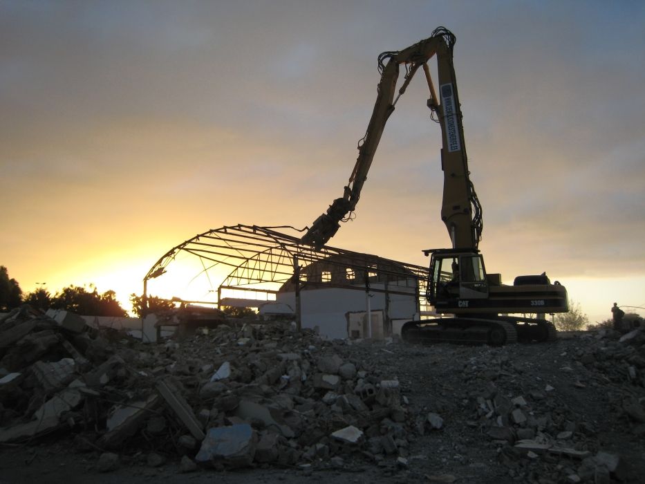 Maquinaria para la demolición de edificios en Tenerife