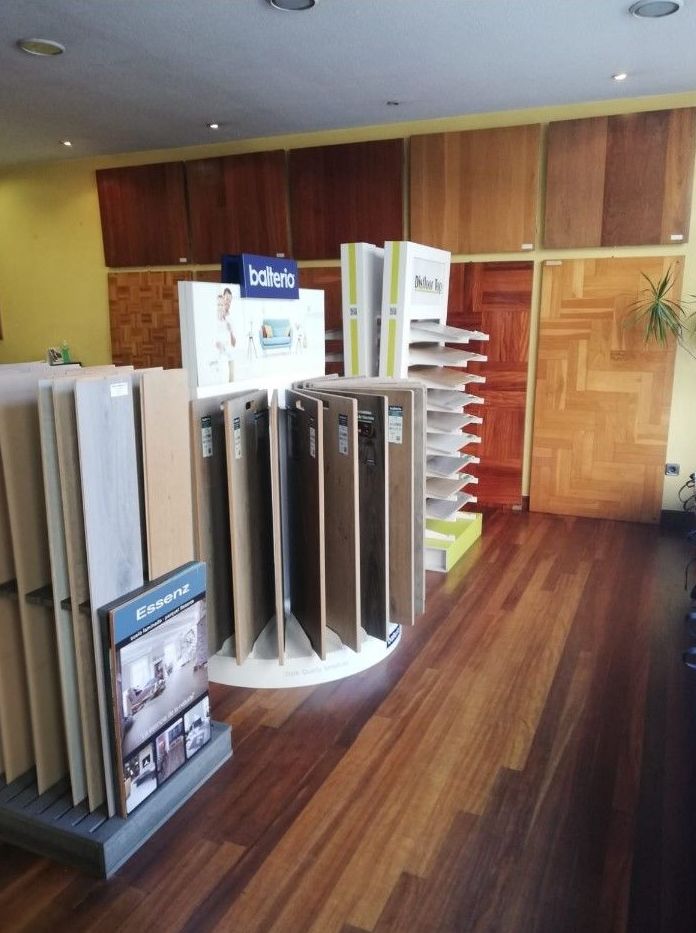 EXPOSICION TARIMAS PARQUETS SUELOS LAMINADOS RODAPIES AVILES