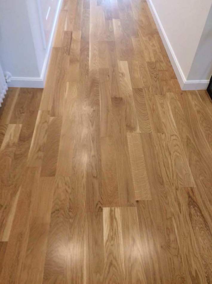 Rodapiés en blanco para tu suelo de parquet, tarima o laminado