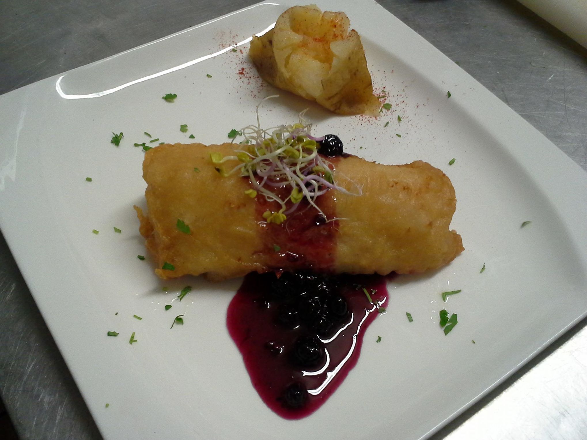 Tajada de bacalao en tempura con frutos rojos confitados