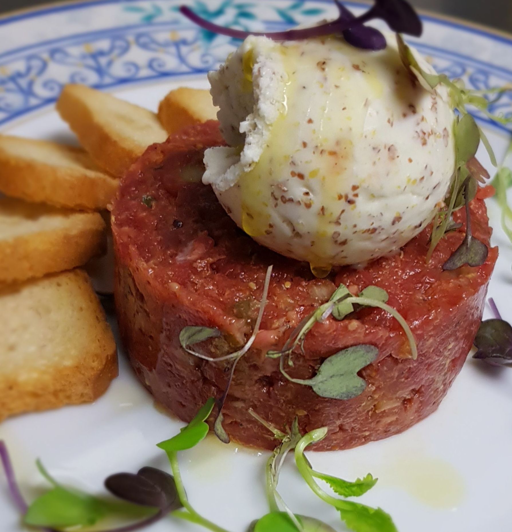 Steak Tartar con Helado de Mostaza Dijon