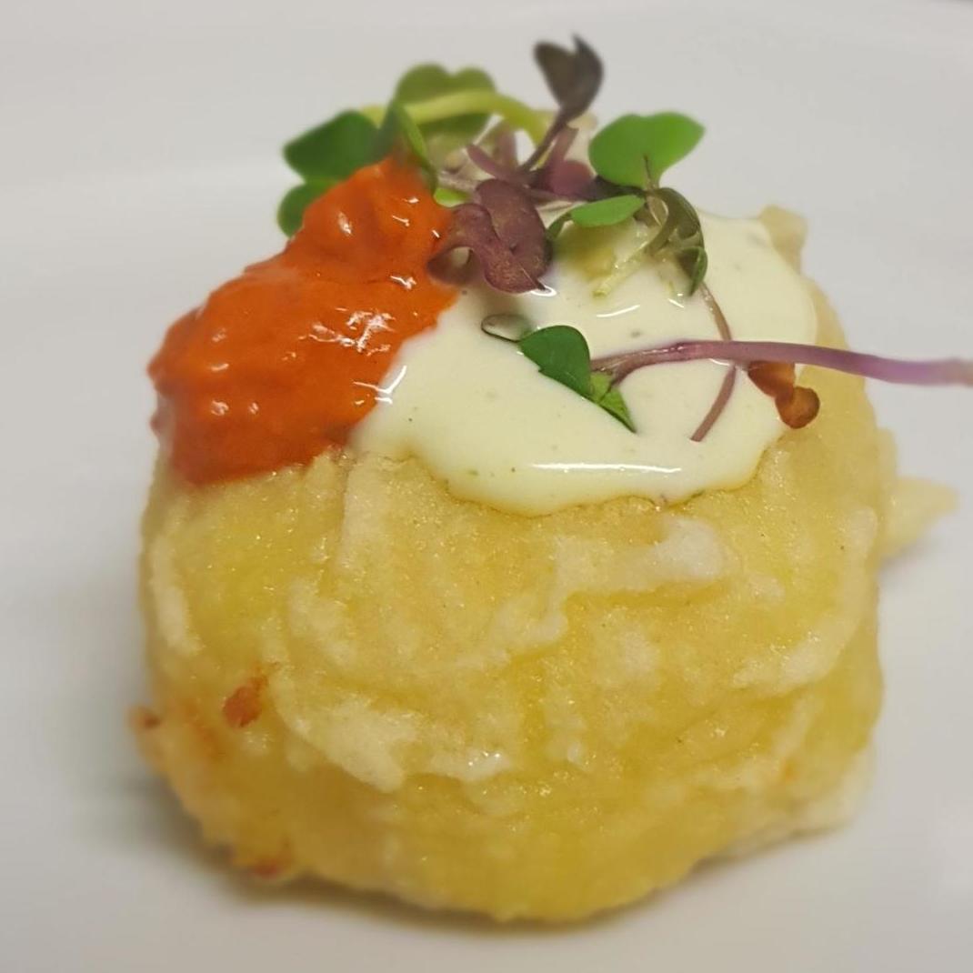 Buñoles de Brandada de Bacalao en Tempura con Ali-Oli y Mojo Picante