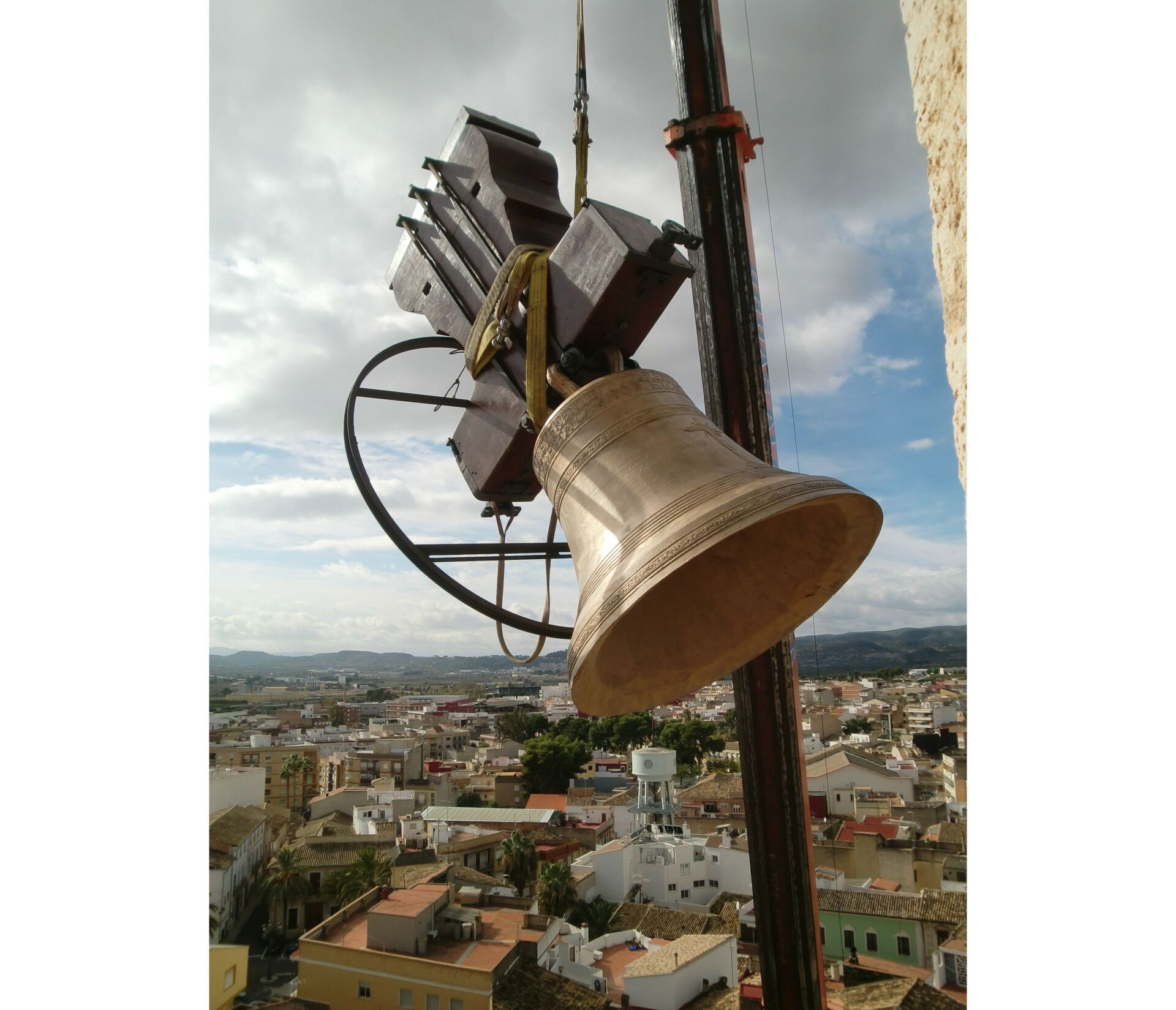 Montaje de campanas en la iglesia de Cheste