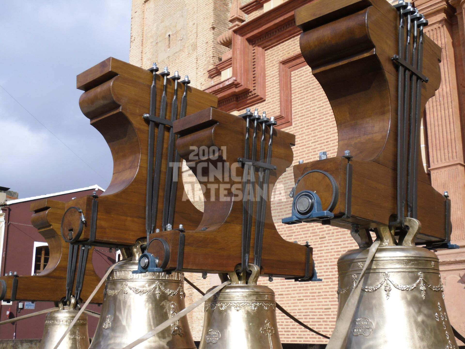 Yugos de madera para campanas en Valencia