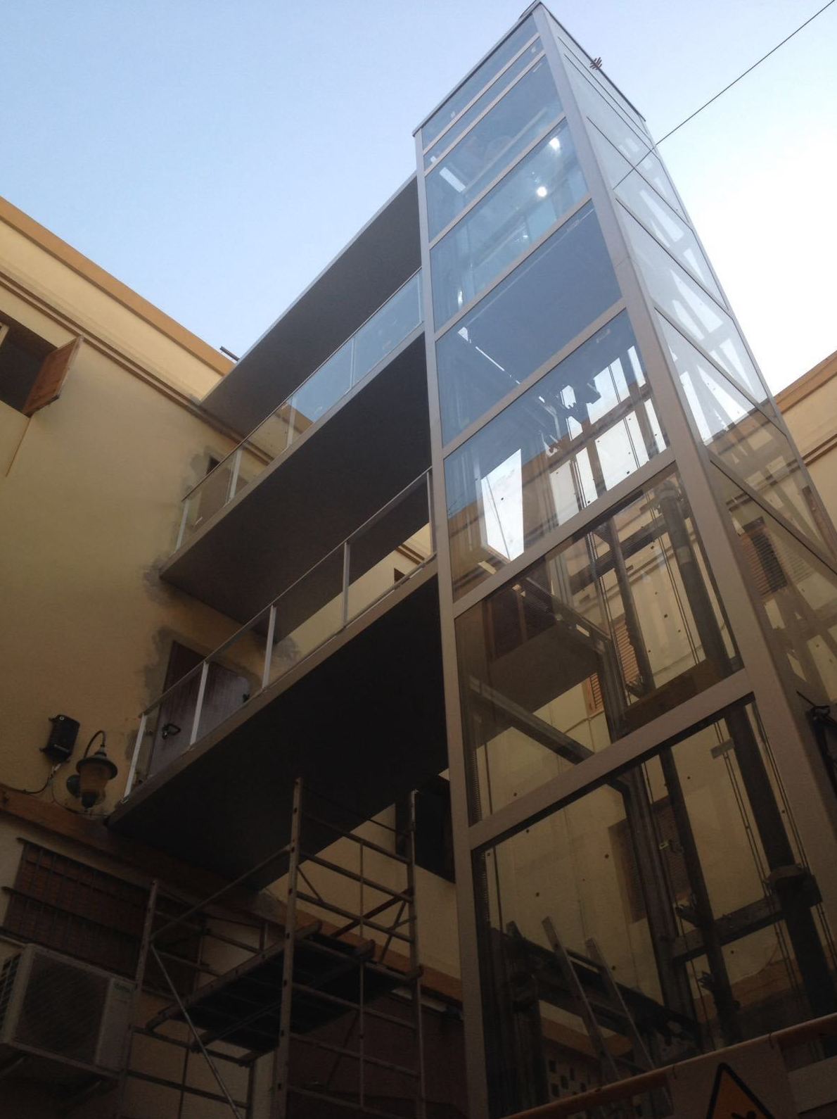 Estructura de ascensor exterior  con pasarela por Jaco Construcciones