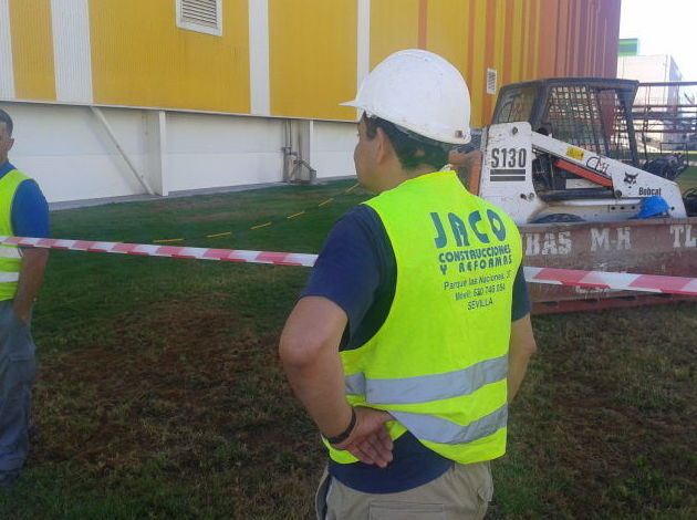 OPERARIOS DE JACO EN FABRICA HEINEKEN SEVILLA.