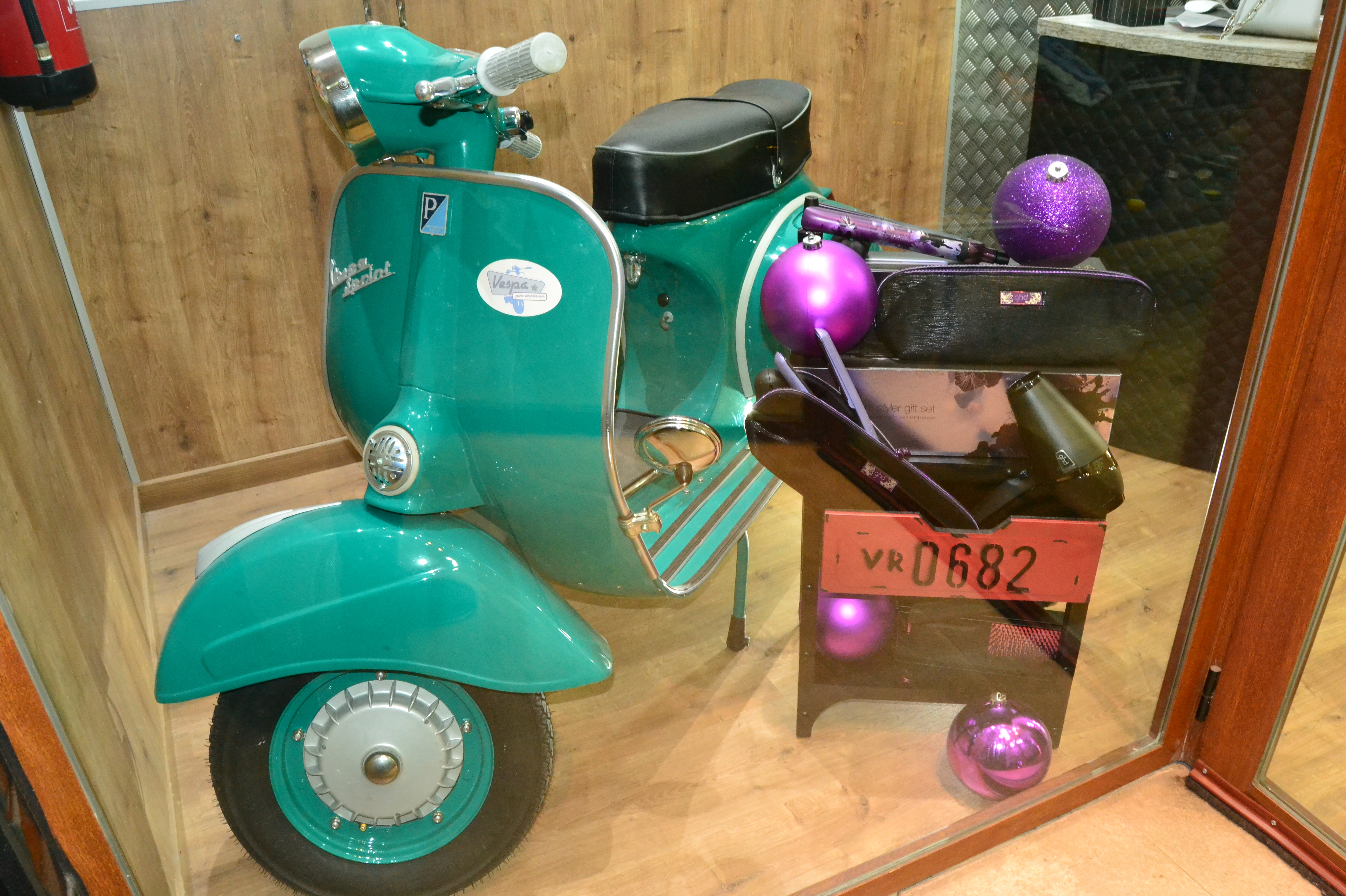 Vespa Sprint Veloce con stand GHD