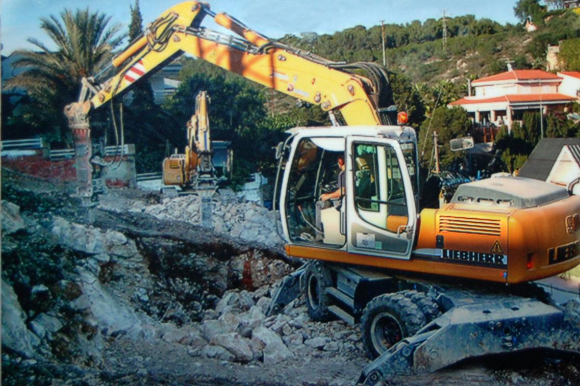 Excavación en piedra con martillos hidráulicos.