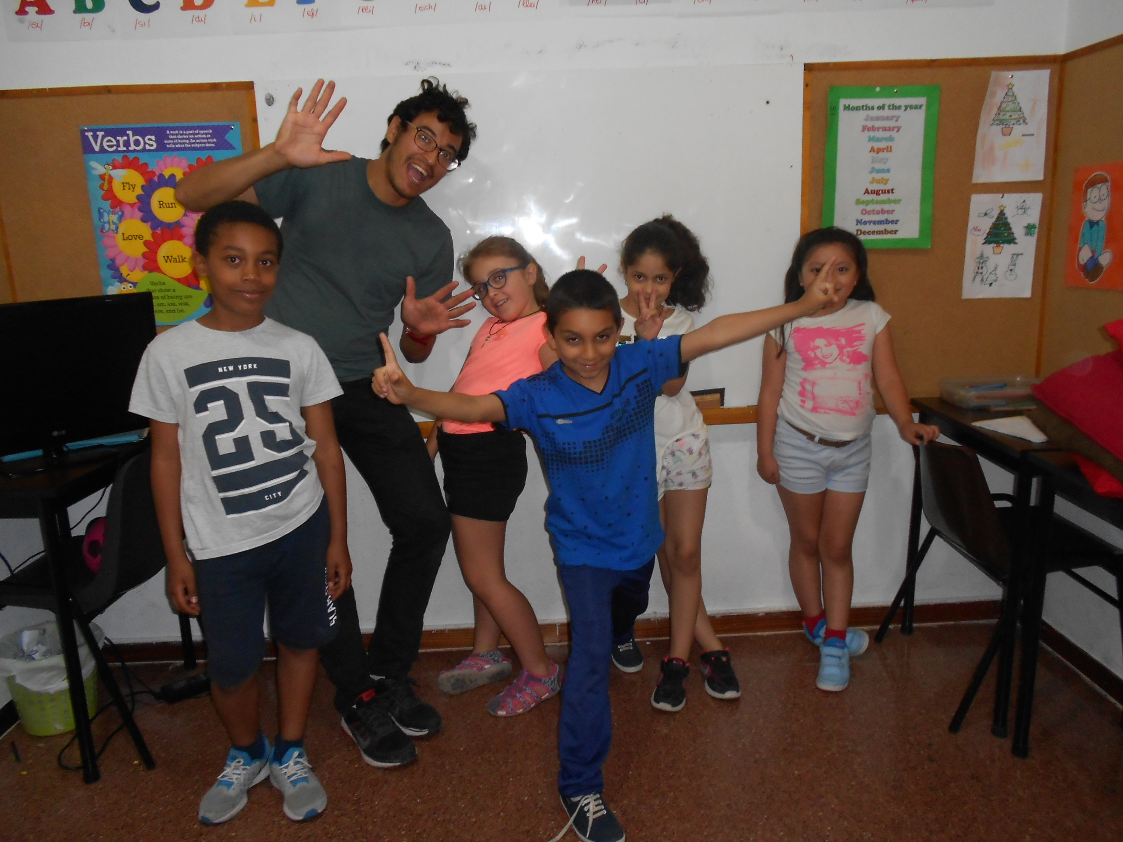 Los alumnos aprendiendo con bailes