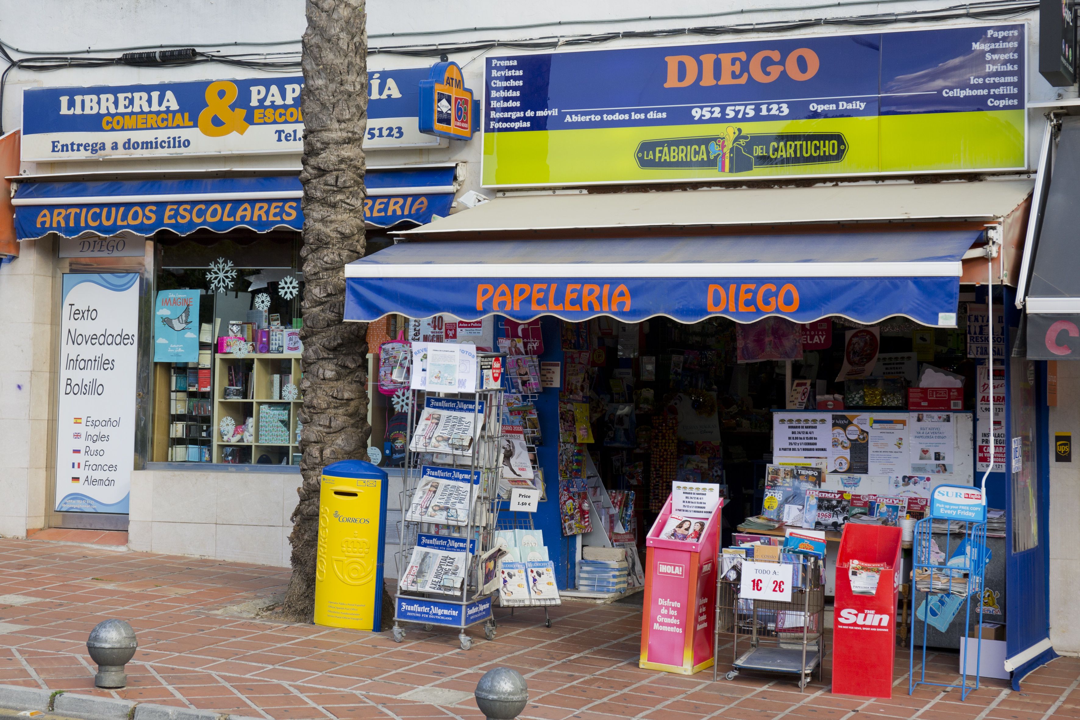 Fachada de nuestra papelería en Benalmádena