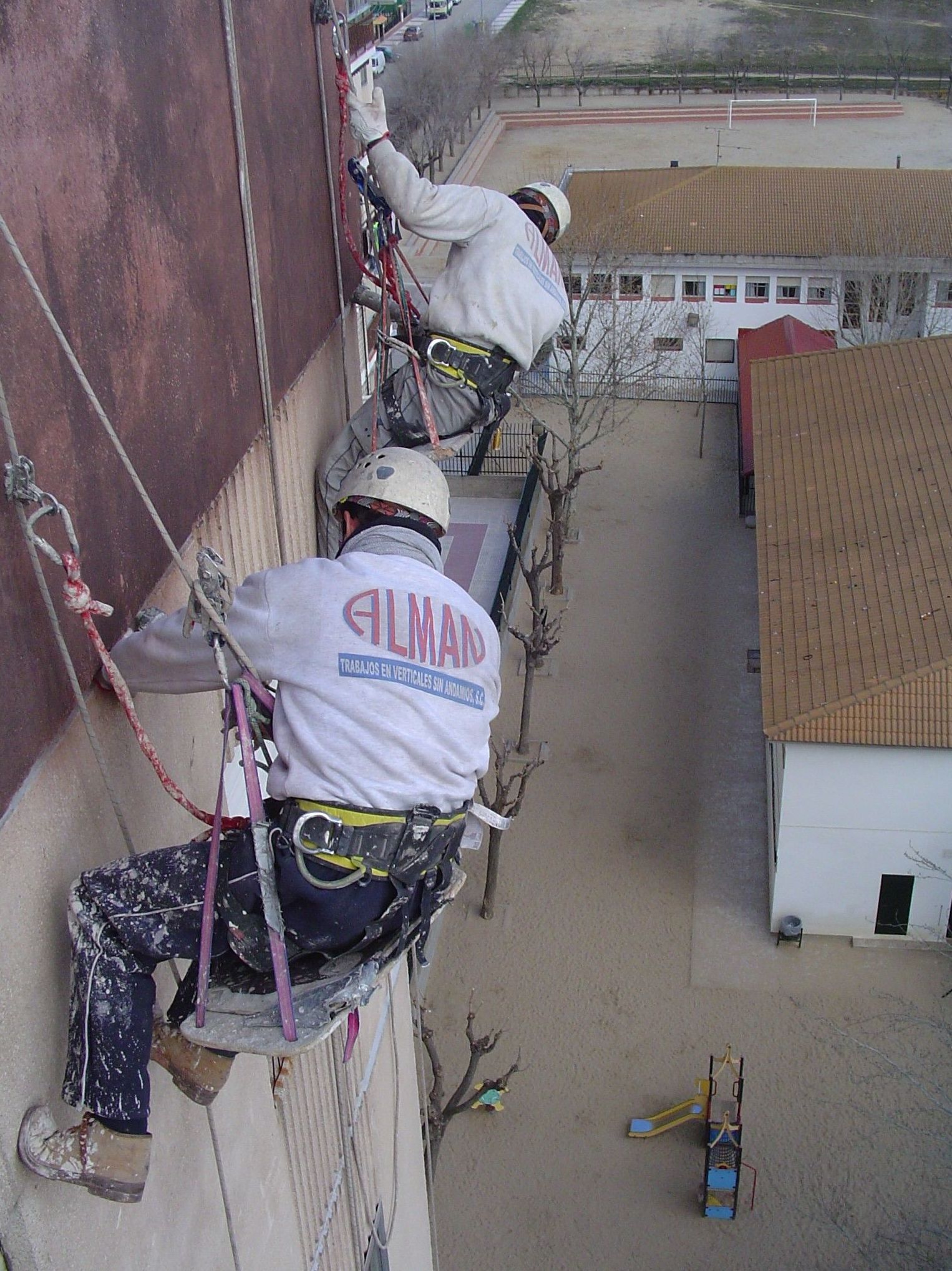 Rehabilitación de fachadas mediante sistema de trabajo vertical