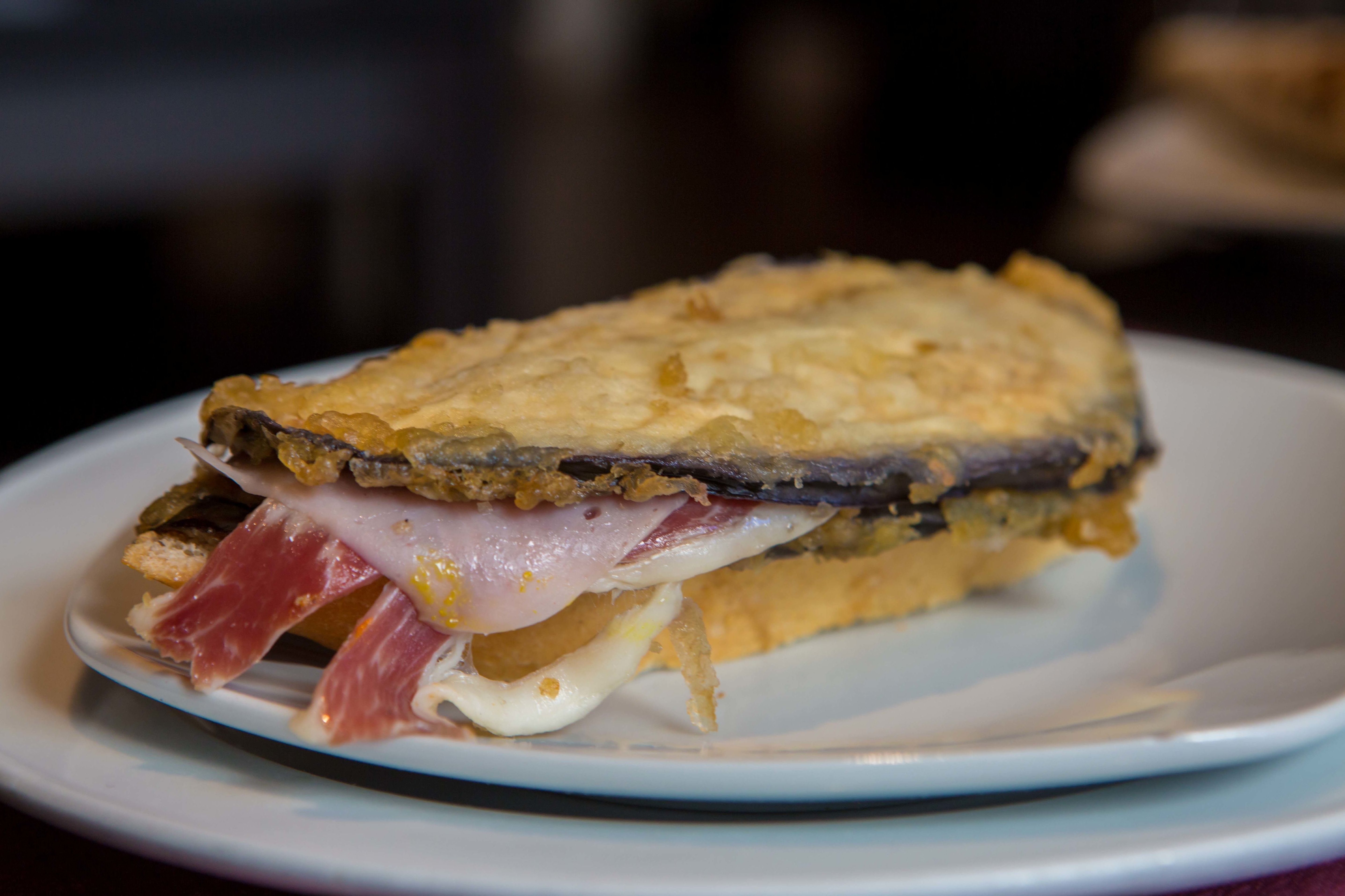 Pincho de berenjenas rebozadas con queso, paletilla ibérica, pechuga de pavo y pimiento verde