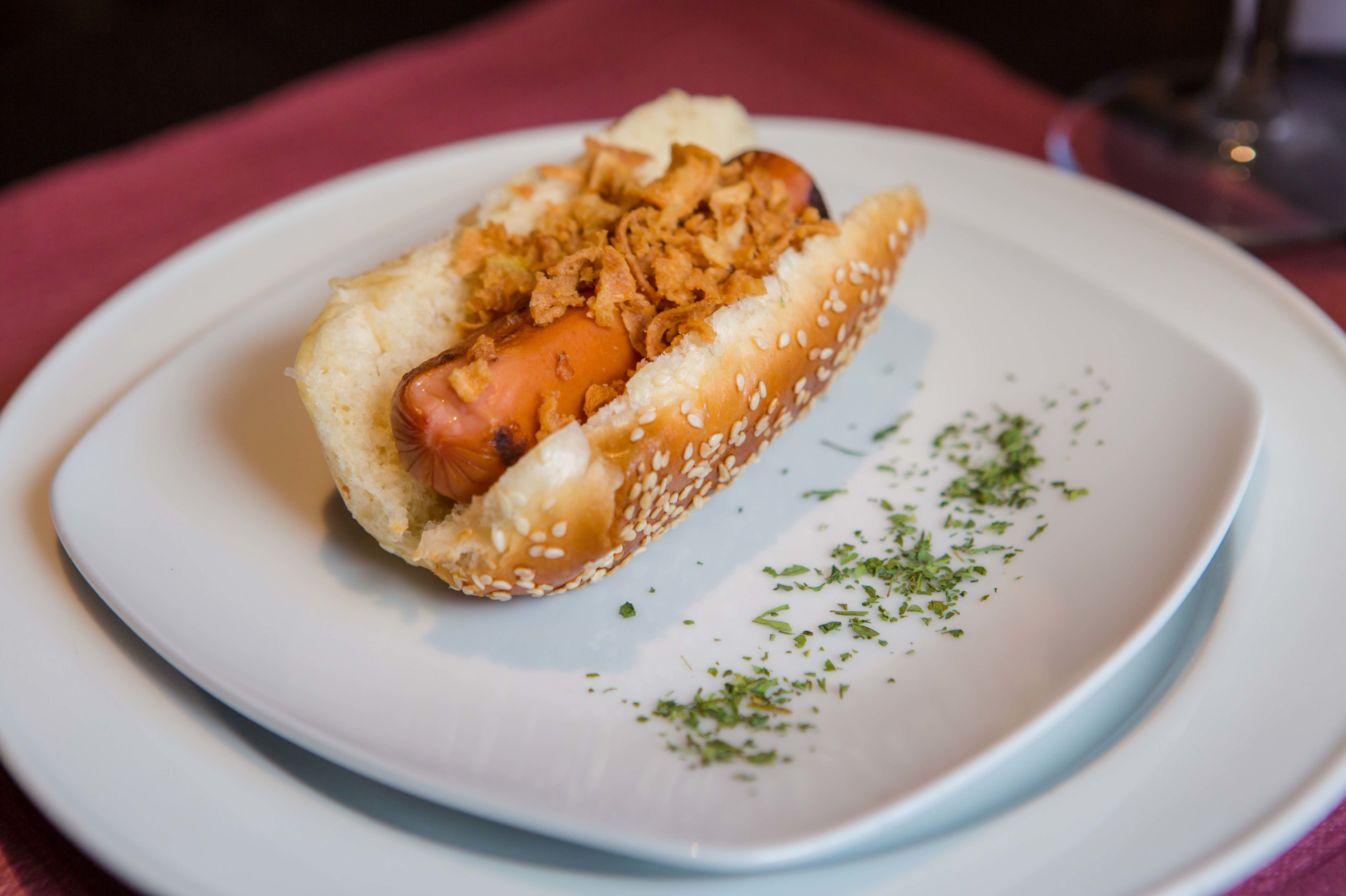 Mini perrito con salsa tártara y cebolla crujiente