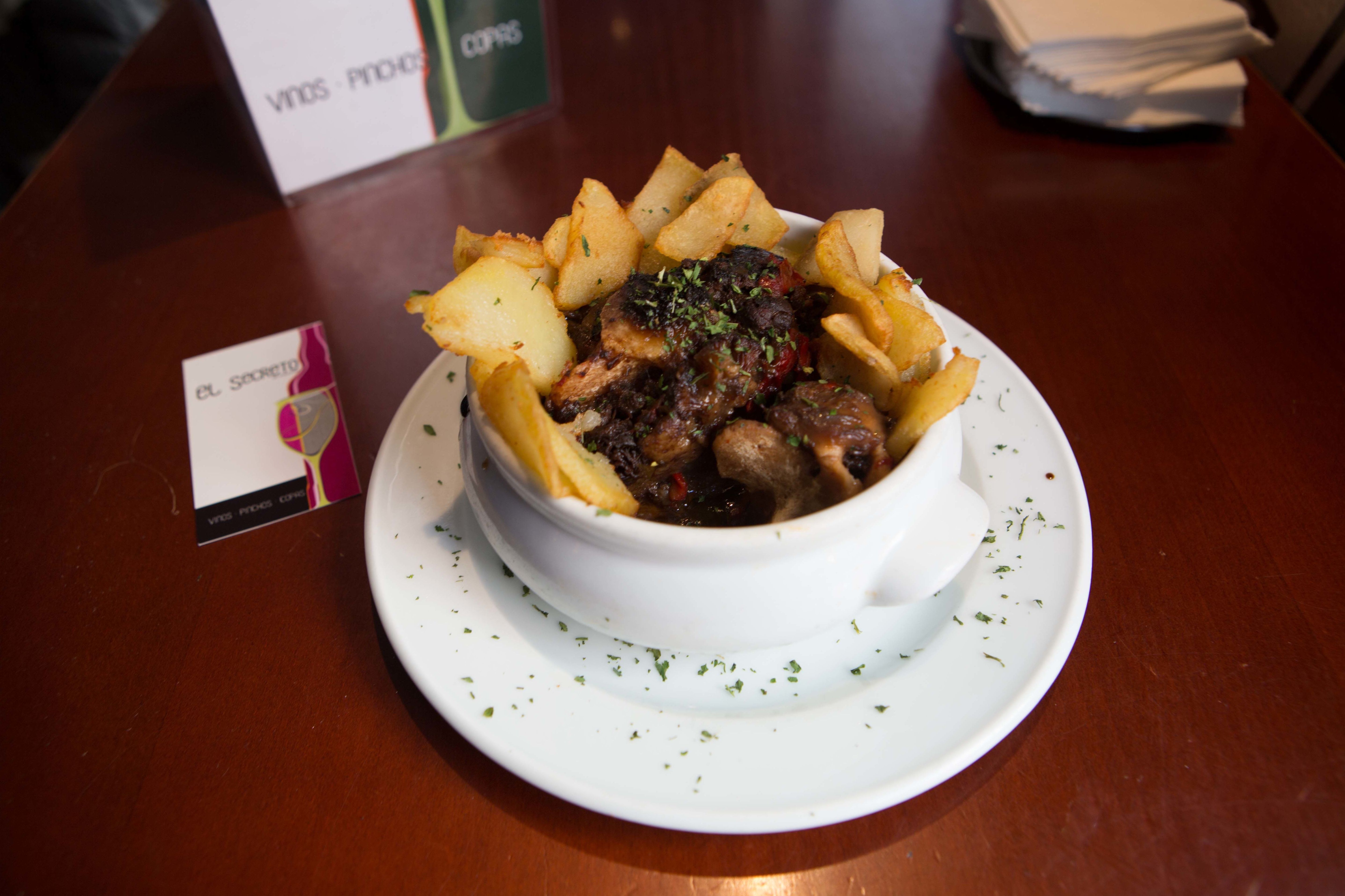 Rabo de toro sobre cama de patatas regado con tu propia salsa